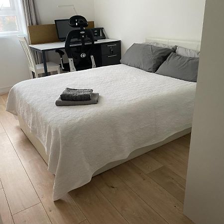 Bedroom With An Office Desk In A Shared 2 Bedroom Flat Near Canary Wharf London Luaran gambar