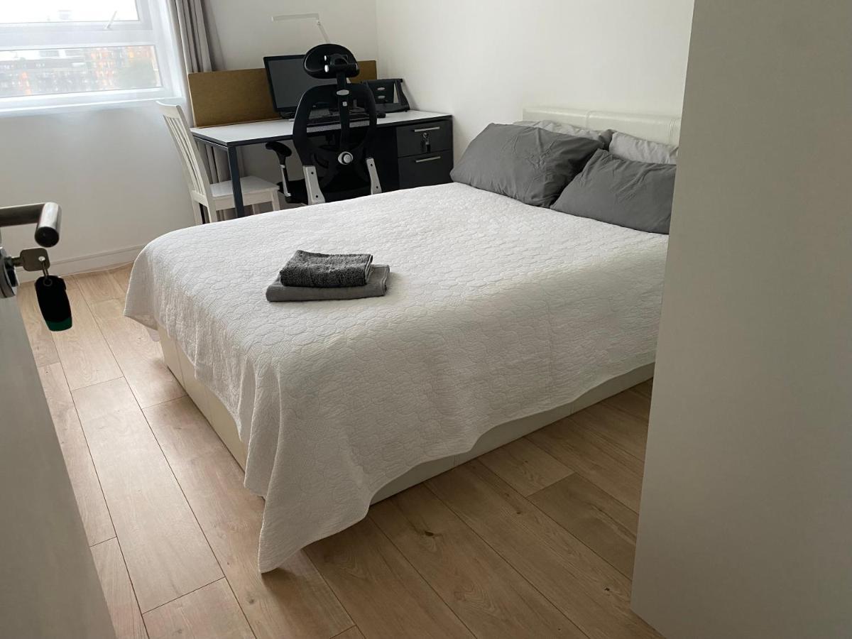 Bedroom With An Office Desk In A Shared 2 Bedroom Flat Near Canary Wharf London Luaran gambar