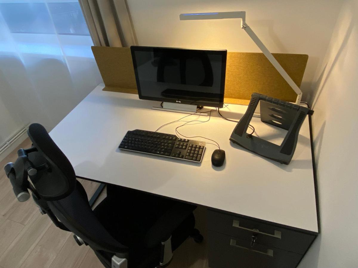 Bedroom With An Office Desk In A Shared 2 Bedroom Flat Near Canary Wharf London Luaran gambar